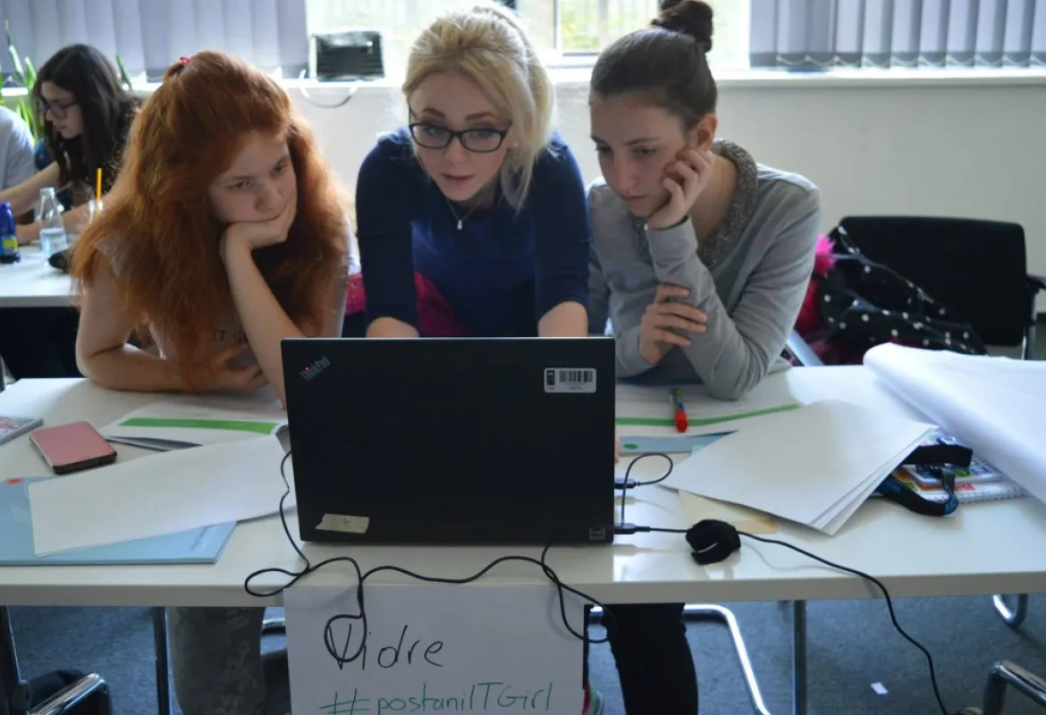 IUS student Rialda Spahić voluntary teaches girls in an ITGirls project