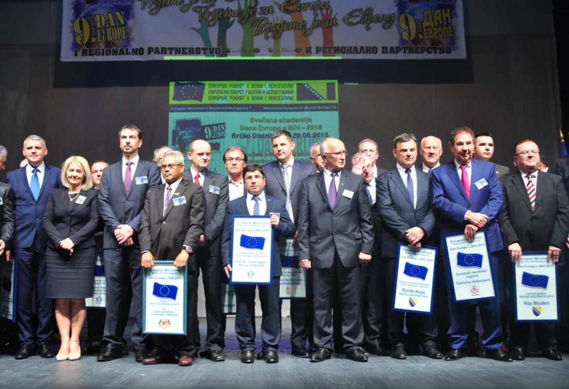 IUS Rector, Prof. Dr. Yücel Oğurlu and President of SEDEF Foundation Hasan Topaloğlu awarded with plaques of recognition