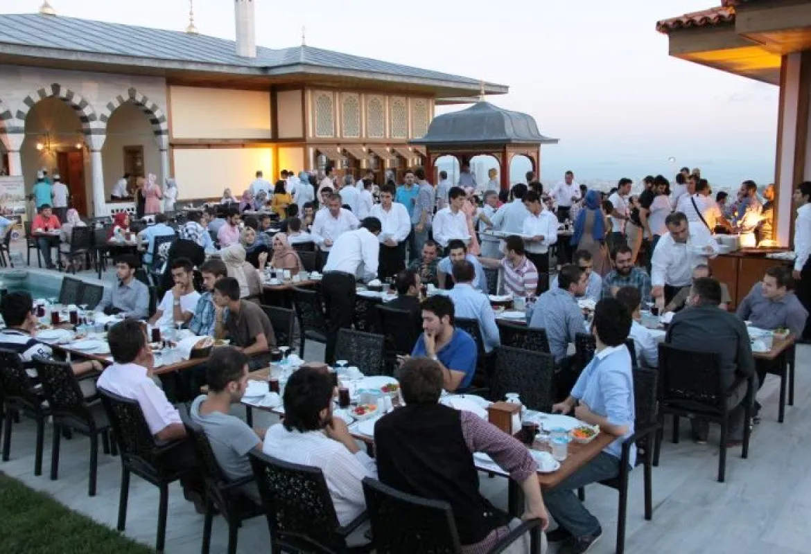 IUS Mezunlar Derneği tarafından bu yıl 2.si düzenlenen 'İftar Programına' mezun olan öğrencilerimiz büyük ilgi gösterdi