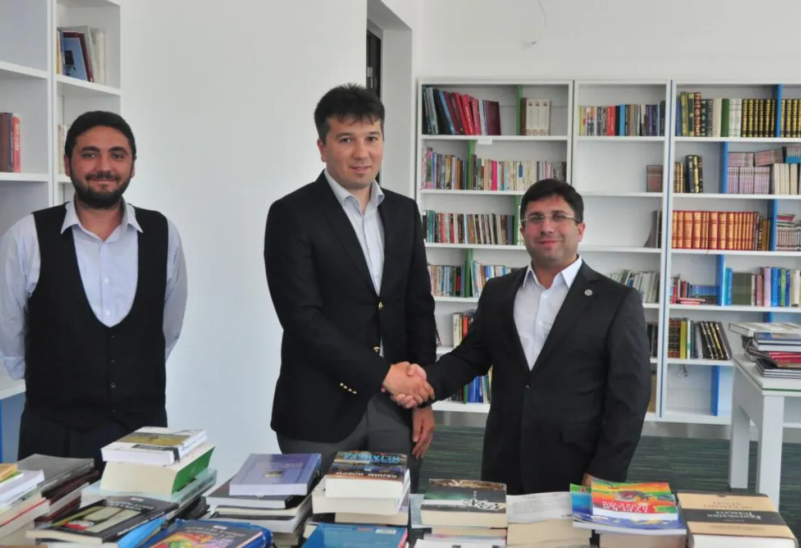 Turski kulturni centar "Yunus Emre" donirao knjige za IUS-ovu biblioteku