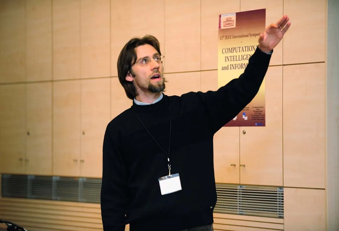 Computer Science IUS staff discovers interesting network patterns in YouTube social network!