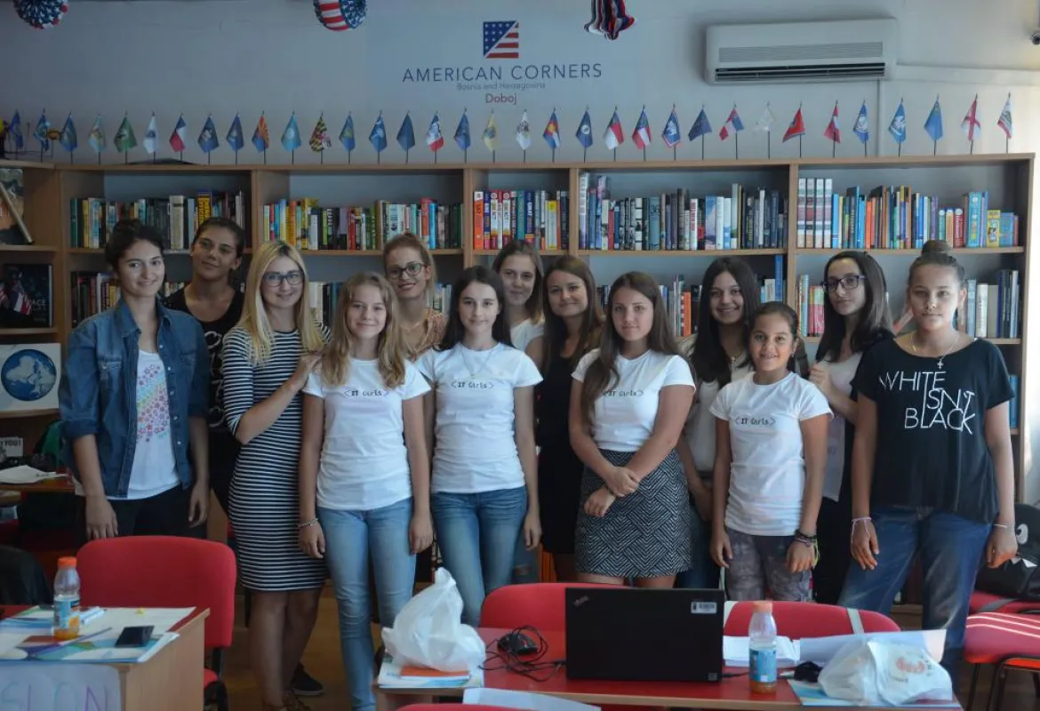 IT Girl II: IUS student Džana Bašić voluntary teaches girls in an IT Girls project