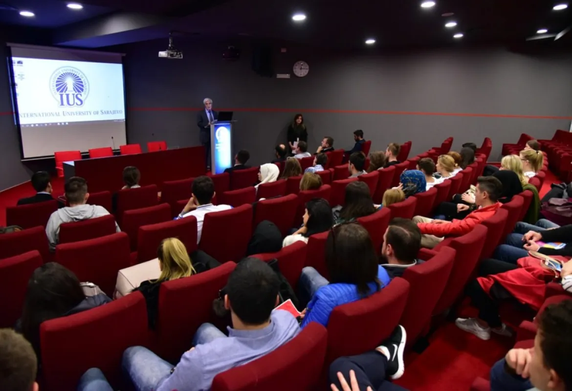 Welcome to IUS, Freshmen! 