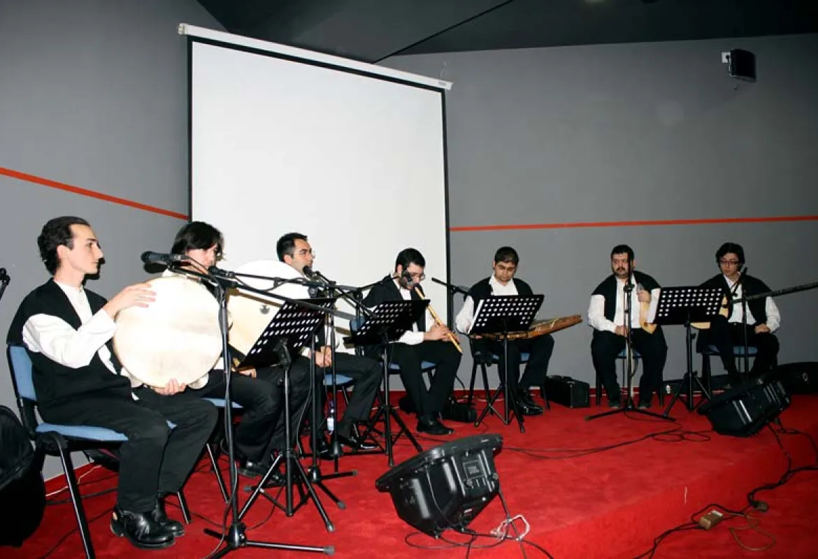 "Neveser" holds concert at IUS