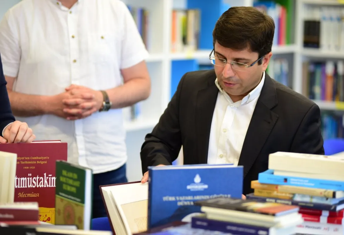 Rector of International University of Sarajevo donated books to IUS library
