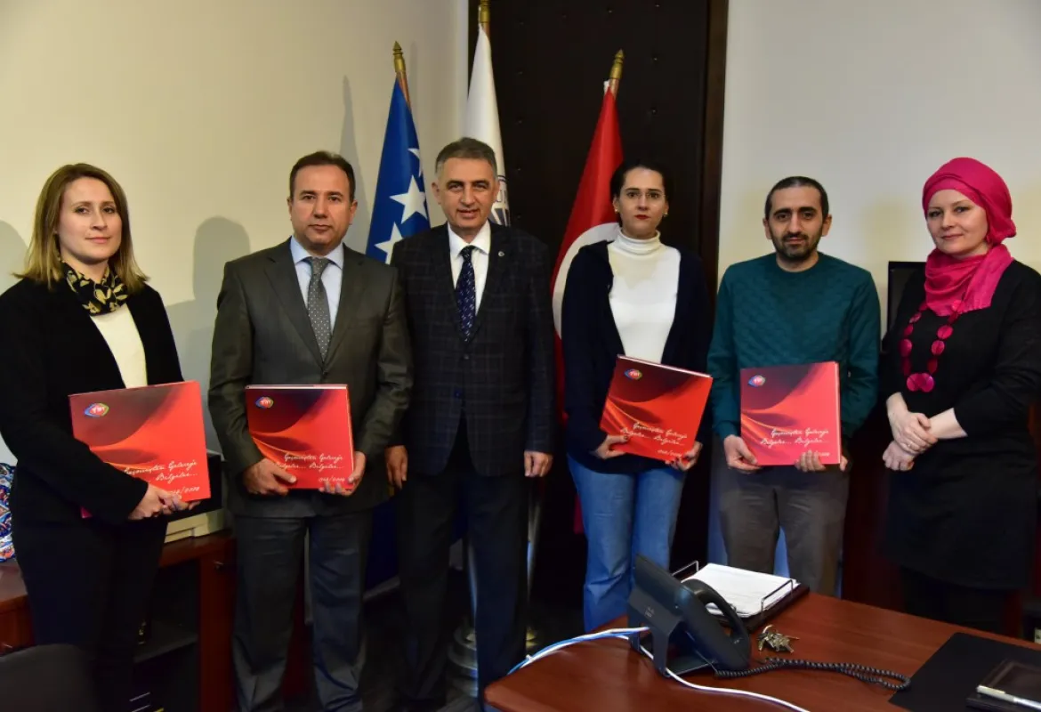 Representative of TRT donated very valuable books to IUS