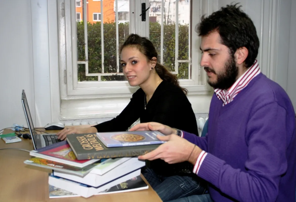 Students volunteer in IUS Library
