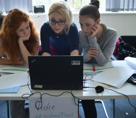IUS student Rialda Spahić voluntary teaches girls in an ITGirls project