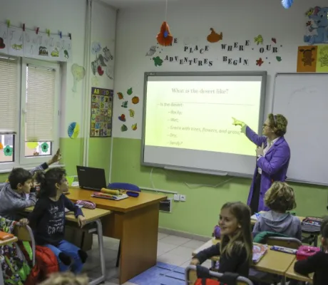 Students of "Isa-beg Ishaković" Elementary and “Maarif Koledž” Grammar among Few that Use Smart Boards