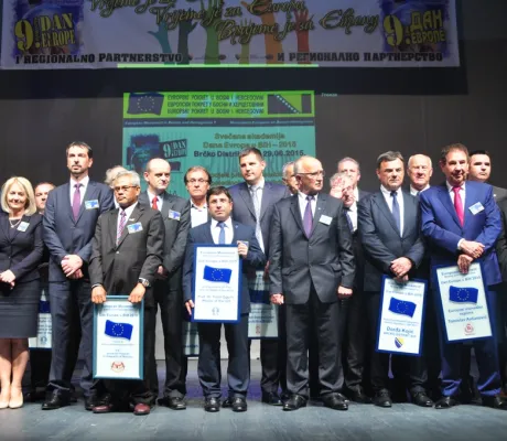 IUS Rector, Prof. Dr. Yücel Oğurlu and President of SEDEF Foundation Hasan Topaloğlu awarded with plaques of recognition