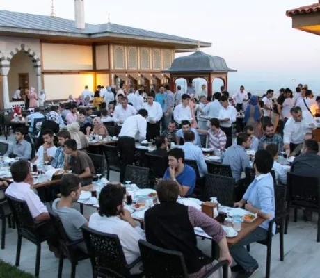 IUS Mezunlar Derneği tarafından bu yıl 2.si düzenlenen 'İftar Programına' mezun olan öğrencilerimiz büyük ilgi gösterdi