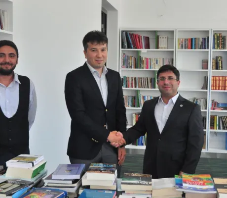 Turski kulturni centar "Yunus Emre" donirao knjige za IUS-ovu biblioteku
