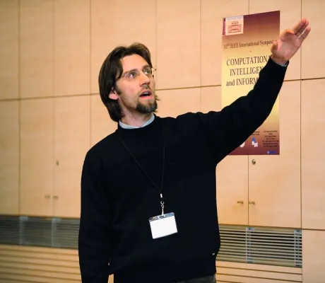 Computer Science IUS staff discovers interesting network patterns in YouTube social network!