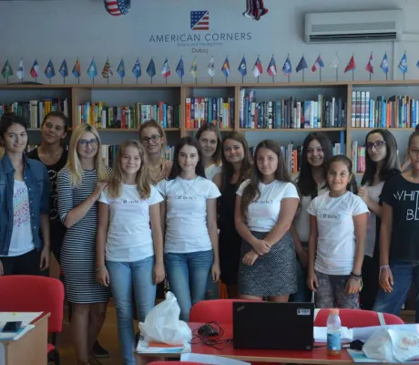IT Girl II: IUS student Džana Bašić voluntary teaches girls in an IT Girls project