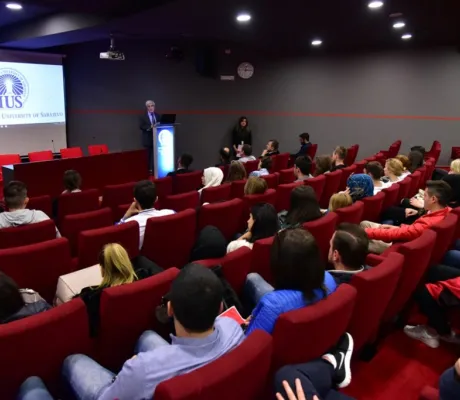 Welcome to IUS, Freshmen! 