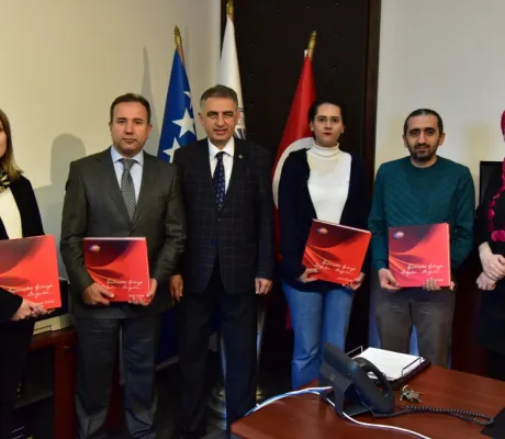 Representative of TRT donated very valuable books to IUS