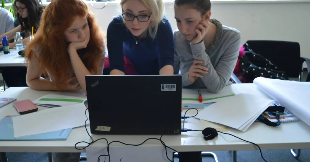 IUS student Rialda Spahić voluntary teaches girls in an ITGirls project