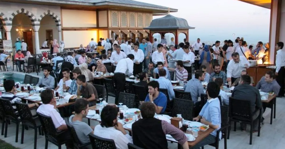 IUS Mezunlar Derneği tarafından bu yıl 2.si düzenlenen 'İftar Programına' mezun olan öğrencilerimiz büyük ilgi gösterdi