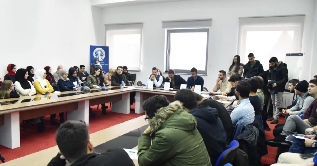 Round Table "Aggression, Not a Civil War" Held at IUS