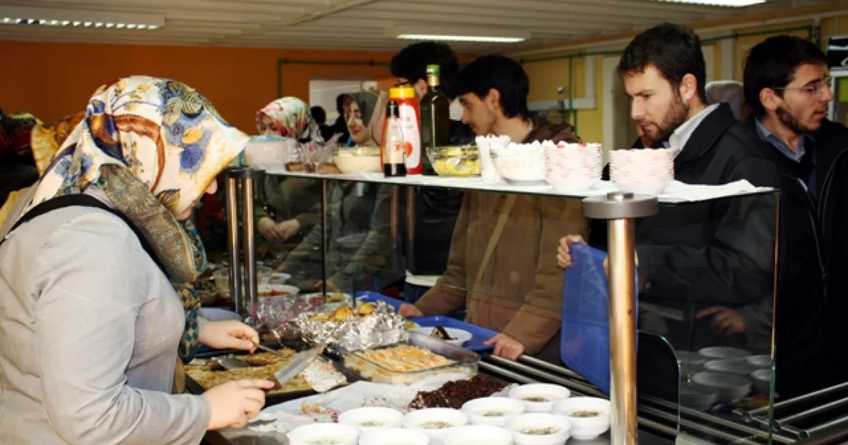 Students organize food exhibition to help others