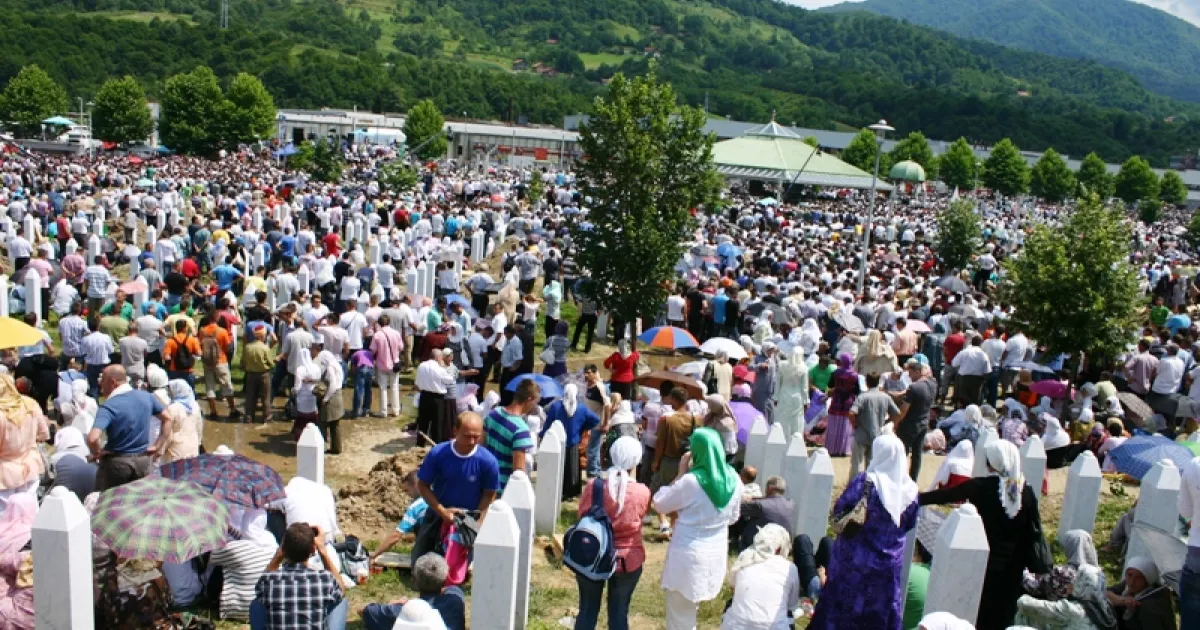 Students and professors pay respect to Srebrenica victims