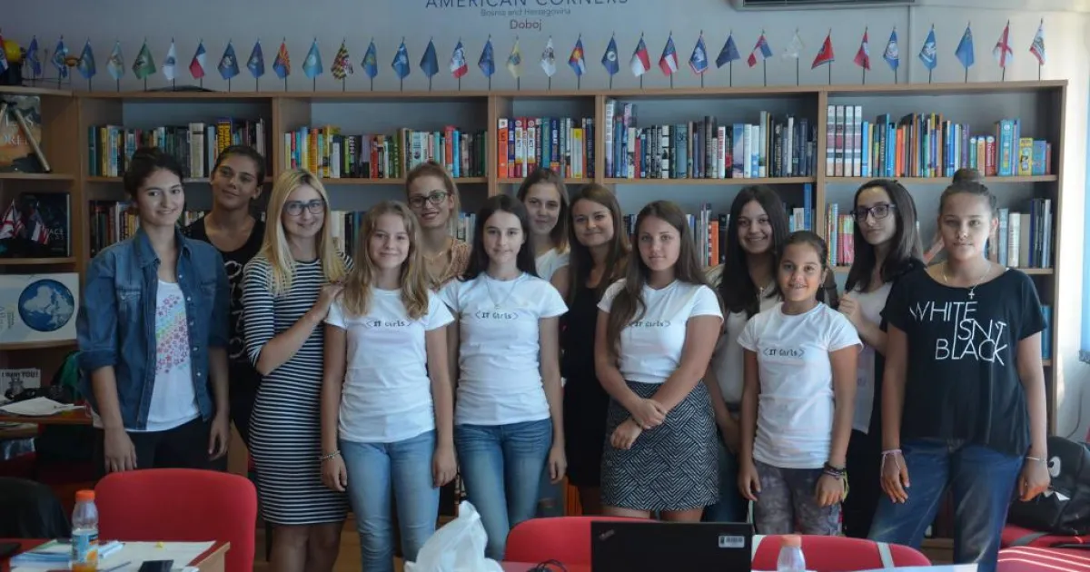 IT Girl II: IUS student Džana Bašić voluntary teaches girls in an IT Girls project