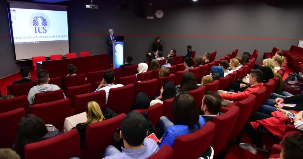 Welcome to IUS, Freshmen! 