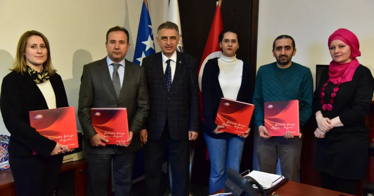 Representative of TRT donated very valuable books to IUS