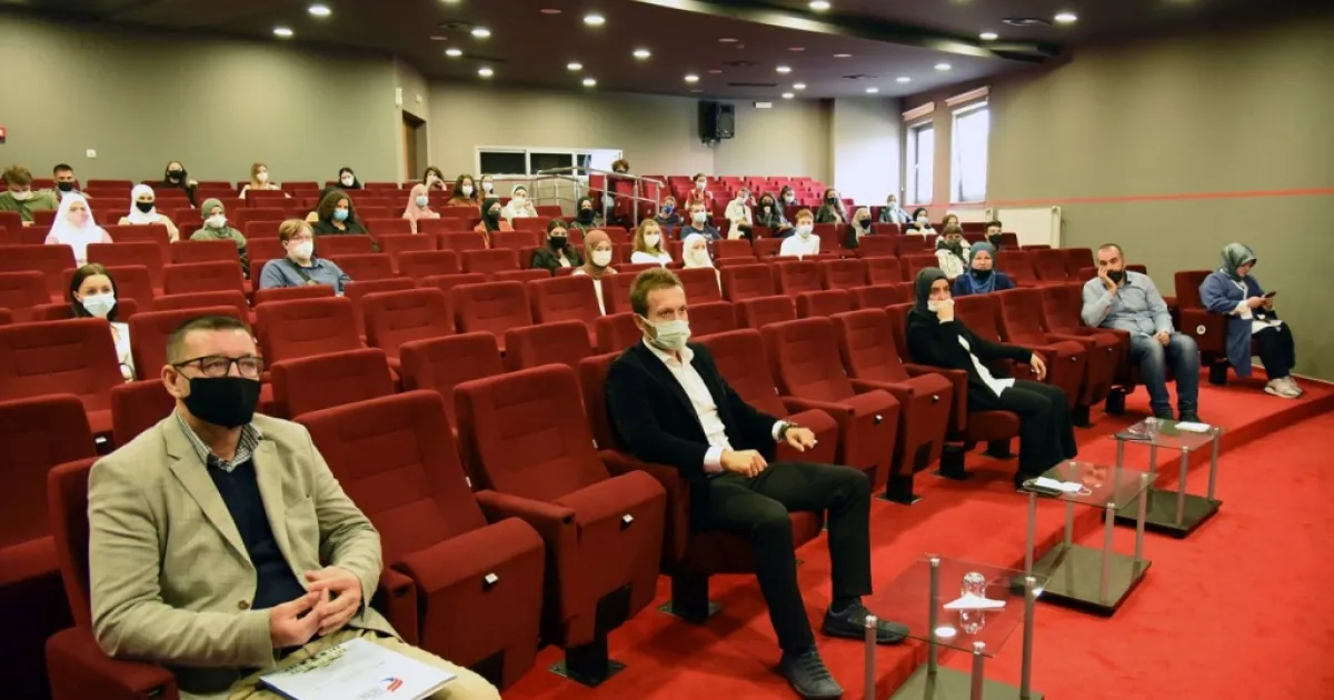 IUS Welcomes New Students to the Campus! 