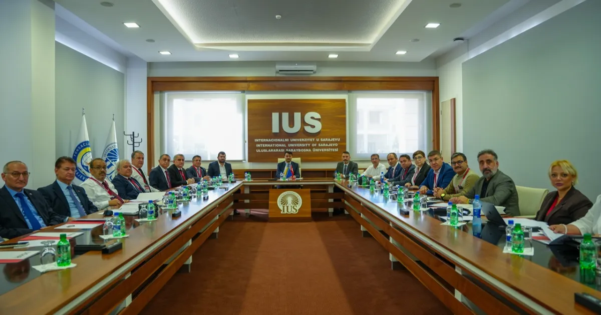 25 University Leaders Gather at IUS